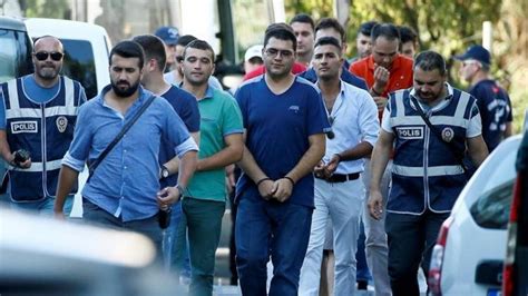 İ­z­m­i­r­­d­e­ ­4­2­ ­a­s­k­e­r­ ­s­e­r­b­e­s­t­ ­b­ı­r­a­k­ı­l­d­ı­